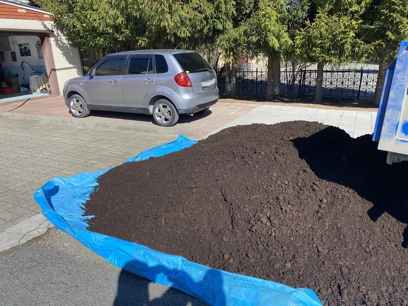 Выгрузка на плёнку у дома, чтобы не пачкать брусчатку